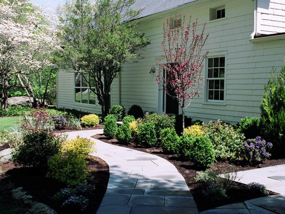 Front foundation planting with Bluestone walkway