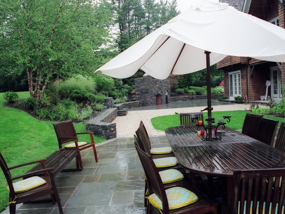 Bluestone and gravel patio